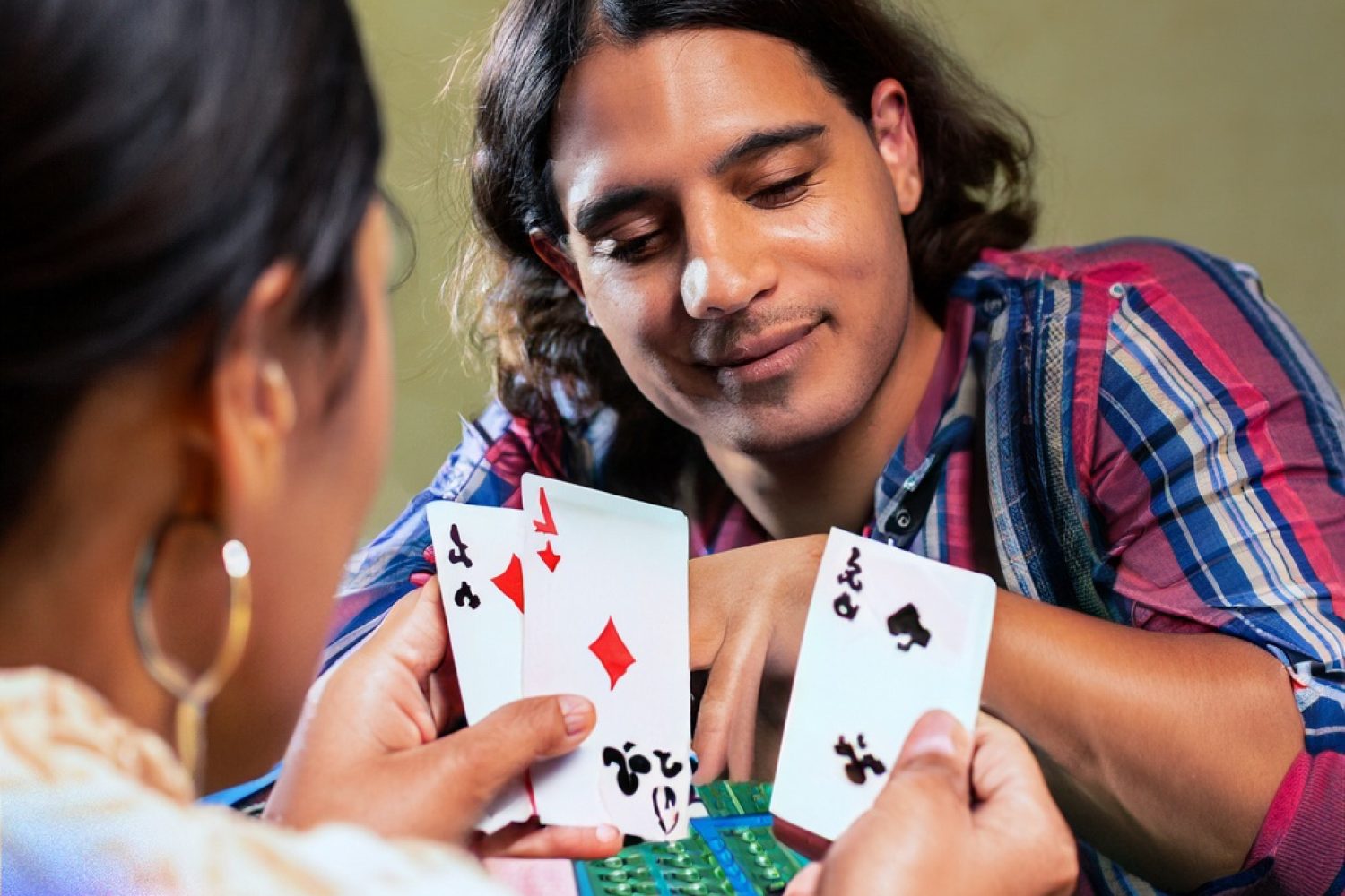 Firefly homem jogando cartas com uma mulher 33249